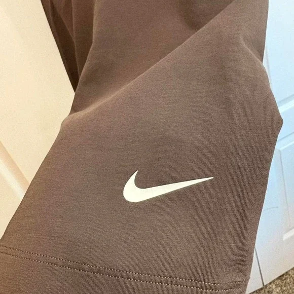 Nike Medium brown biker shorts 7 in - Picture 2 of 4